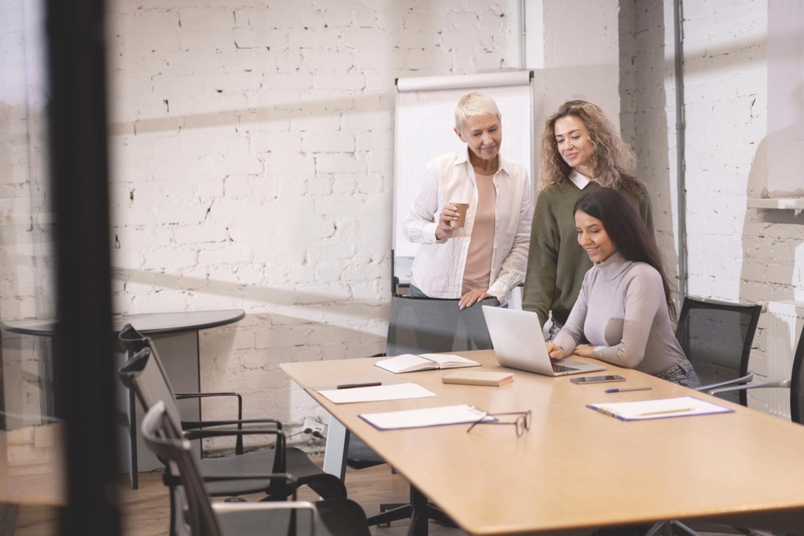 Groupe d'entrepreneurs collaborant sur des projets d'entreprise