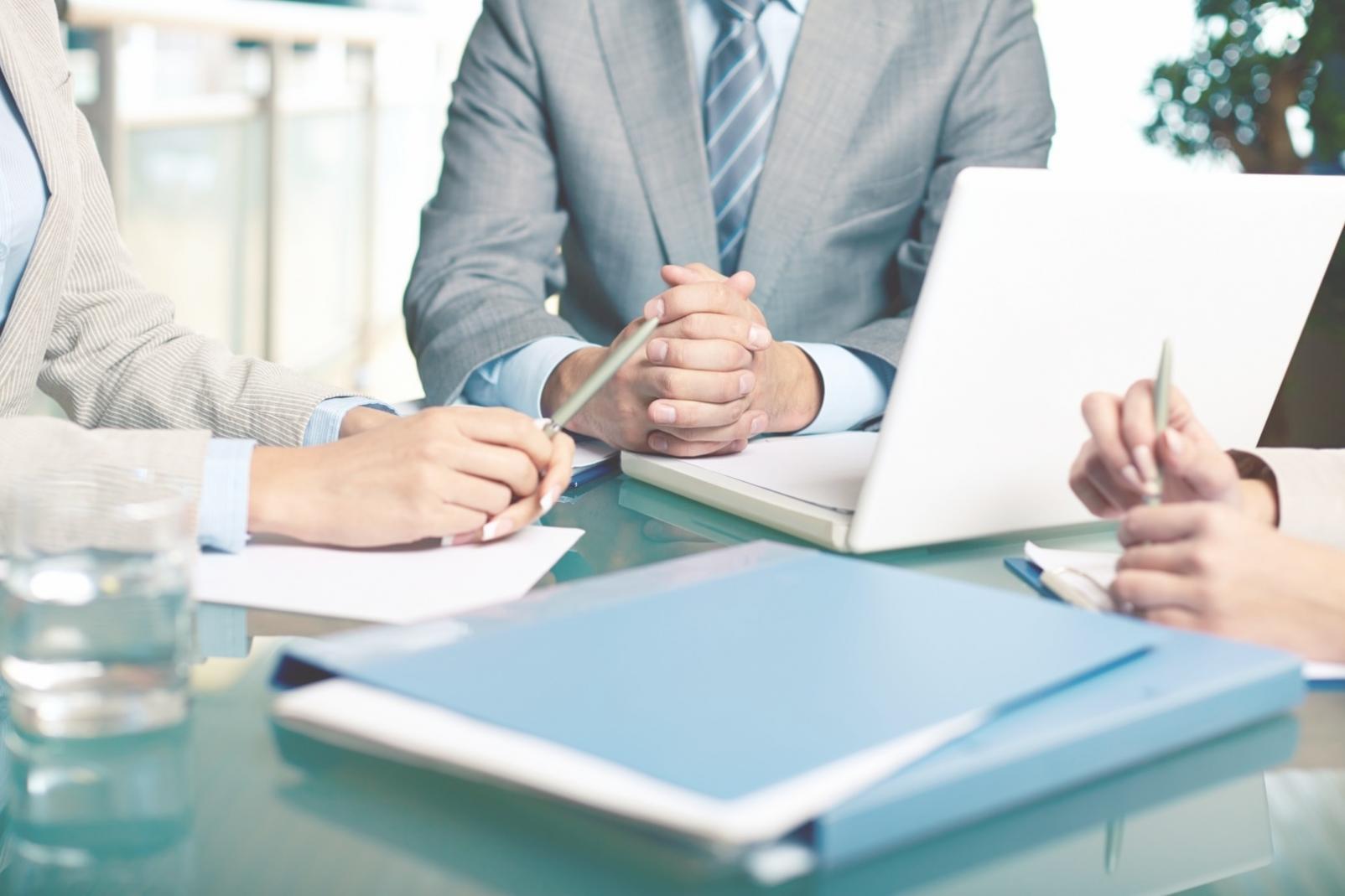 Mentor financier travaillant avec des participants